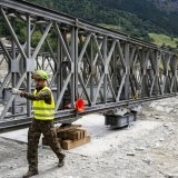 Le pont va permettre aux 400 habitants de Lourtier et du haut Val de Bagnes de retrouver leurs habitudes. KEYSTONE/JEAN-CHRISTOPHE BOTT